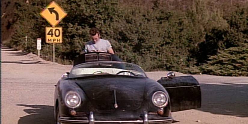 Luke Perry como Dylan McKay em pé ao lado de seu carro em Beverly Hills 90210