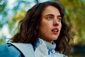 Margaret Qualley as Felicity in a scene from Poor Things looking off-screen