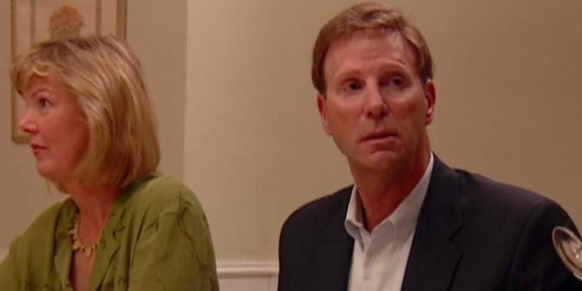 Marty and Nan at a dinner table in Curb Your Enthusiasm