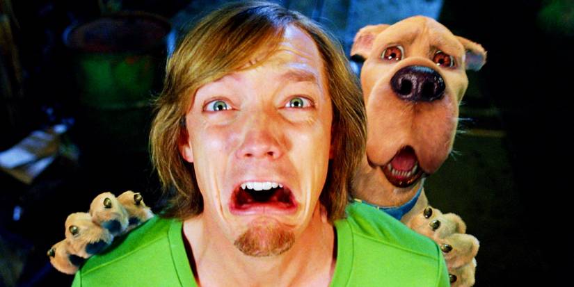 Matthew Lillard assustado como Salsicha, com Scooby-Doo atrás dele em Scooby-Doo 2: Monstros à Solta