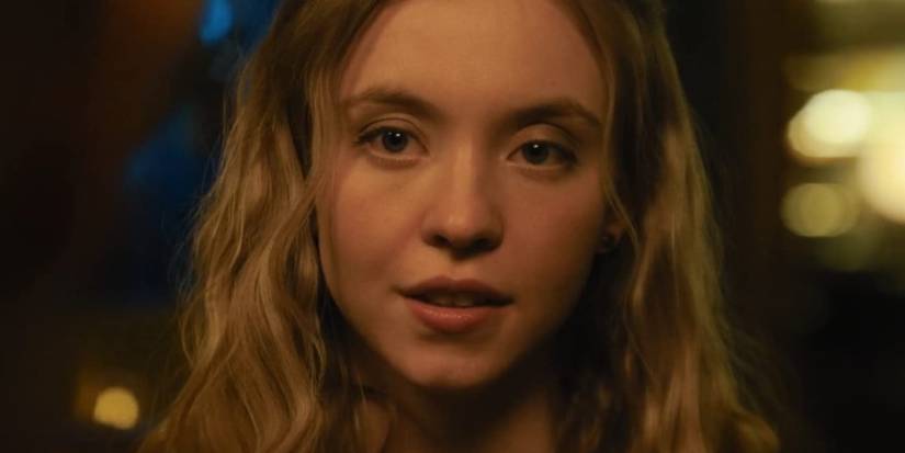Sydney Sweeney olha diretamente para a câmera em The Voyeurs