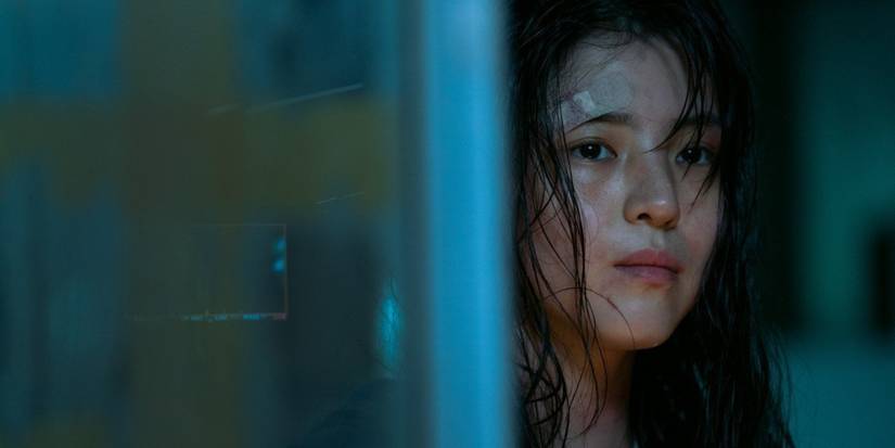 Han So-hee com ar de dor em My Name 2021