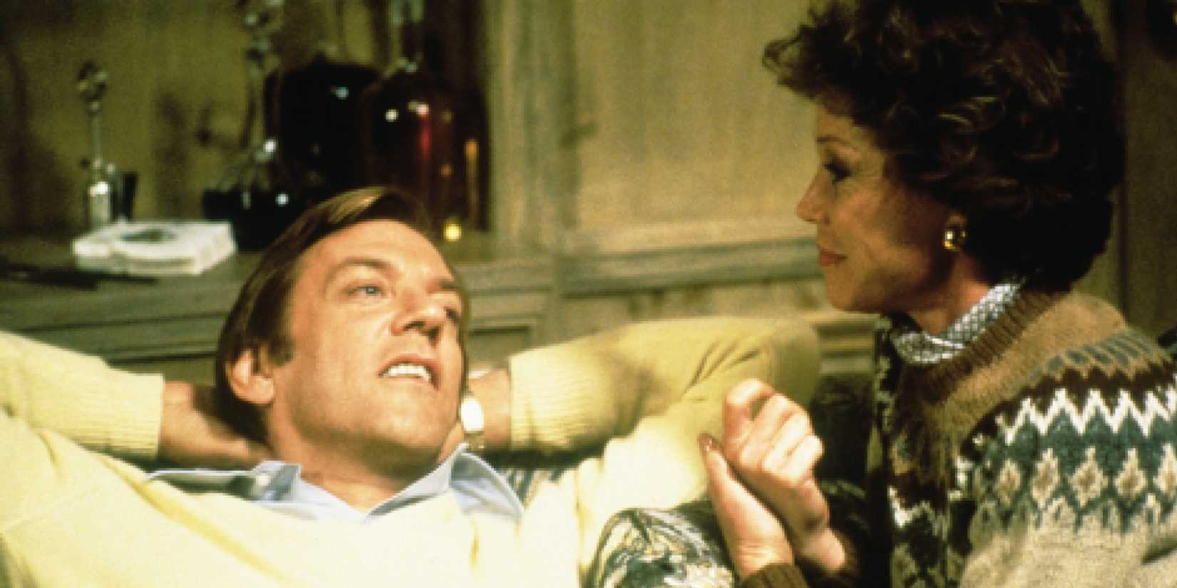 Donald Sutherland lying back on a touch next to Mary Tyler Moore in Ordinary People
