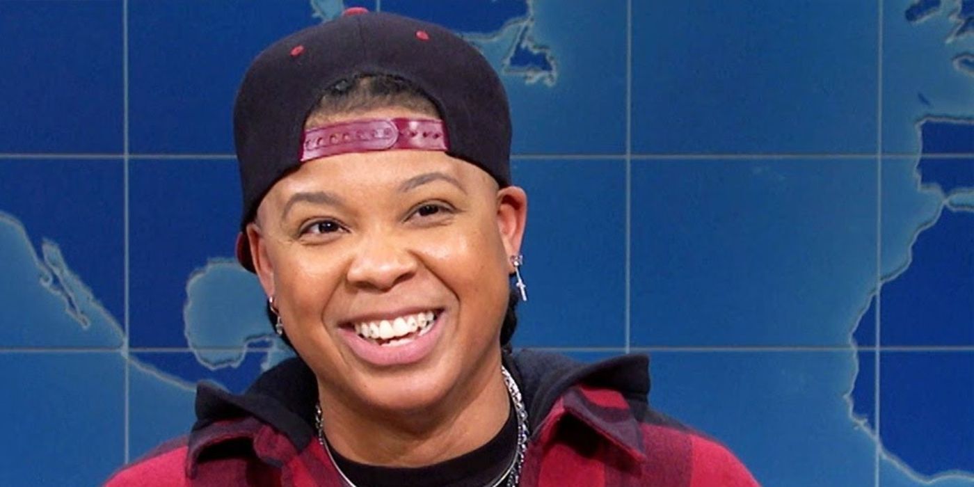 Punkie Johnson sorridente durante Weekend Update in SNL