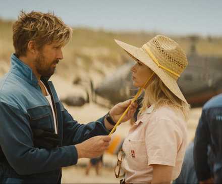 Райан Гослинг держит шляпу Эмили Блант на съемочной площадке фильма, в котором она играет главную роль в "The Fall Guy"