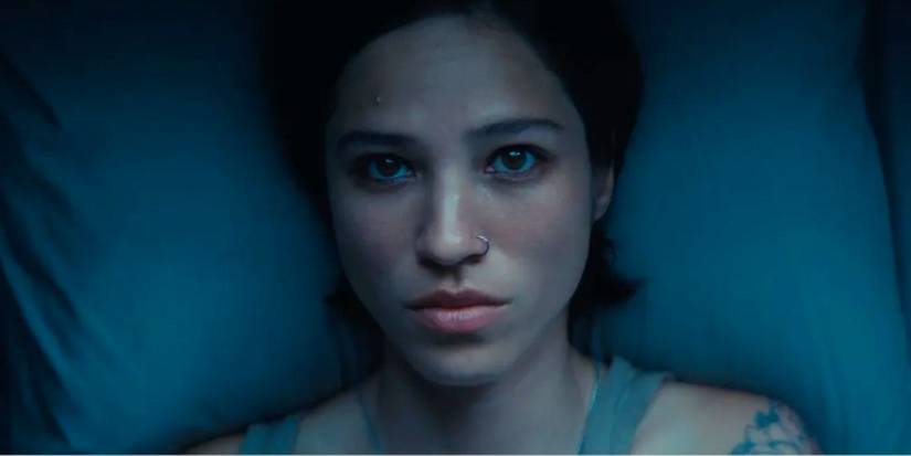 Келси Асбил лежит неподвижно в "Don't Move"