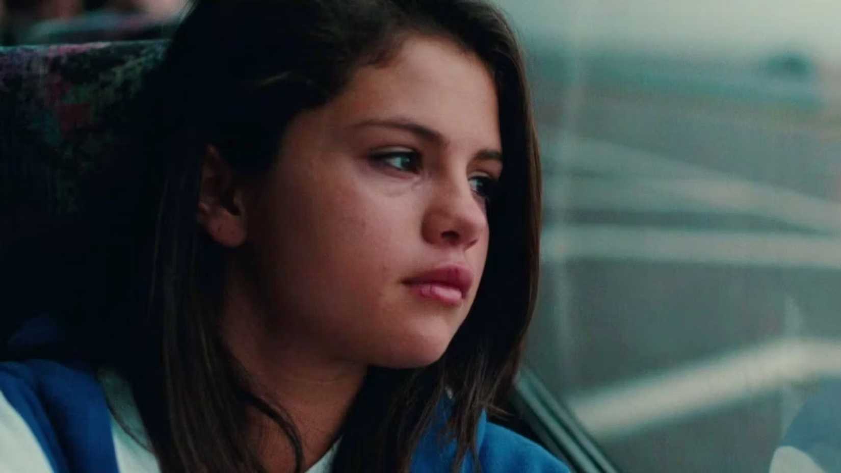 Eine Nahaufnahme von Selena Gomez, wie sie in „Spring Breakers“ in einem Bus sitzt