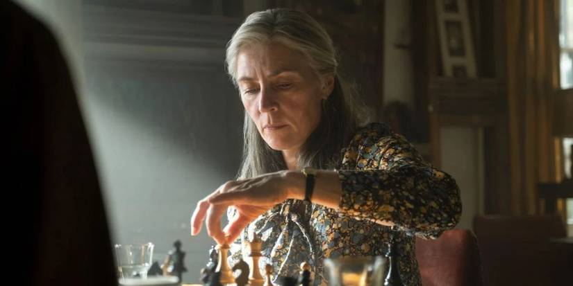 Catherine Standish fazendo uma jogada de xadrez em Slow Horses.