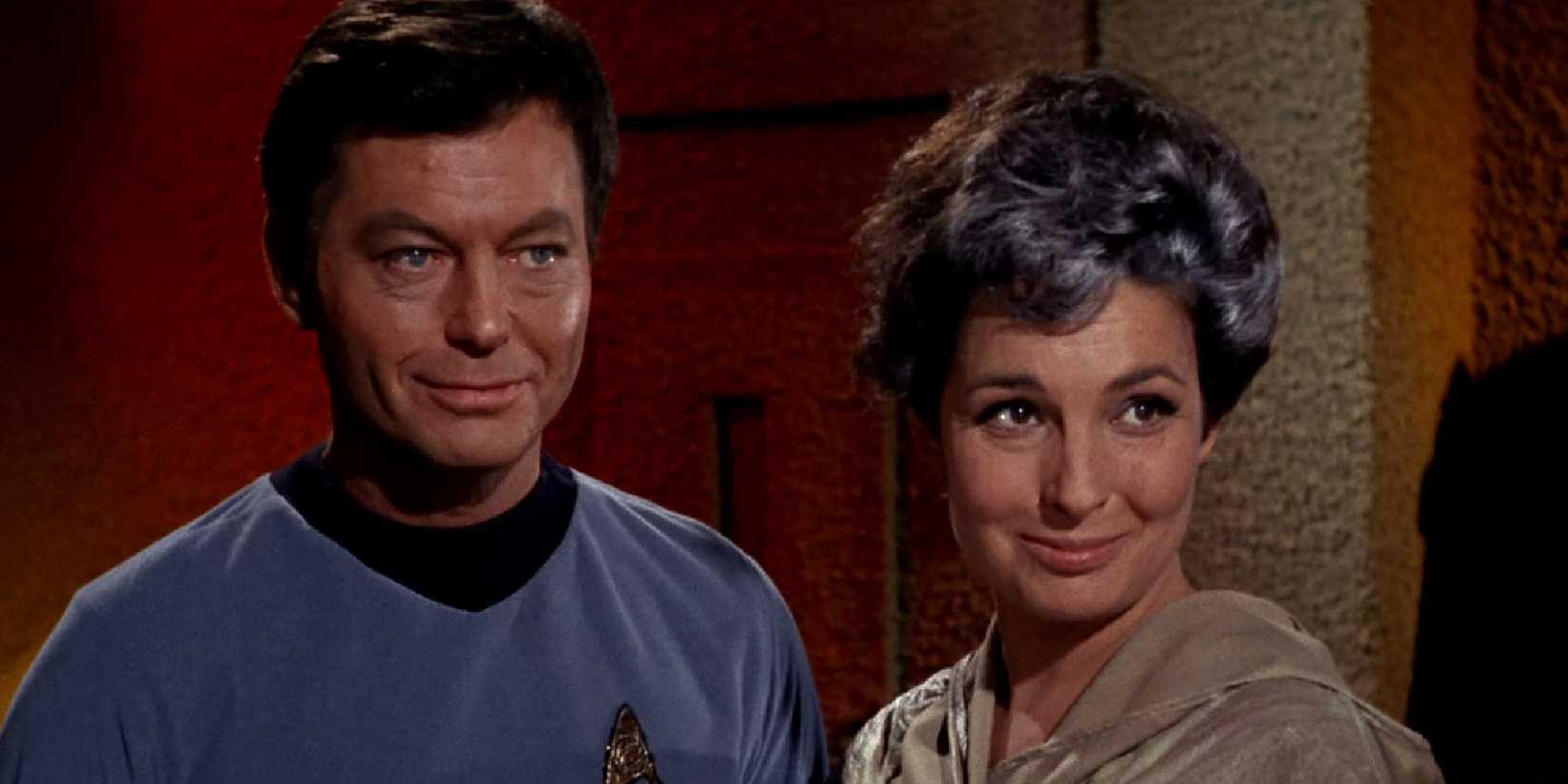 McCoy e Nancy sorrindo em Star Trek: A Série Original