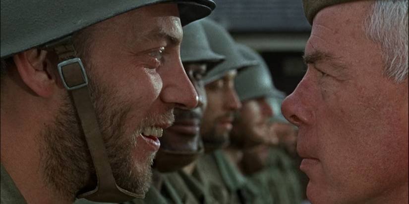Donald Sutherland sorrindo para Lee Marvin em The Dirty Dozen