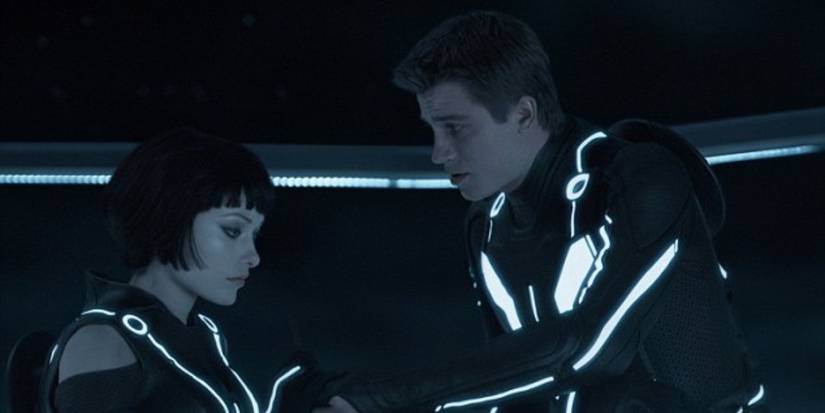 Quorra and Sam huddled together in Tron: Legacy