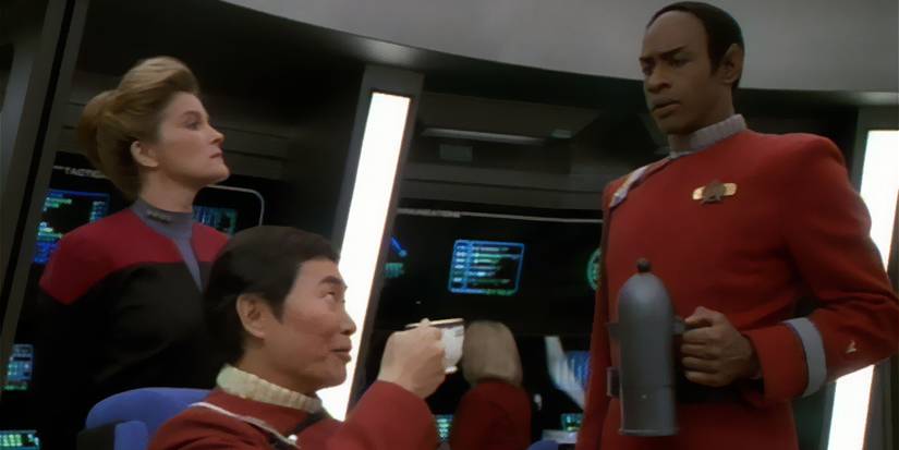 Tuvok serves Captain Sulu tea on the bridge of the USS Excelsior while Captain Janeway watches the two during the Star Trek: Voyager episode "Flashback"