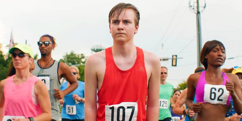 Тайсон стоит между бегунами в Беге Тайсона.