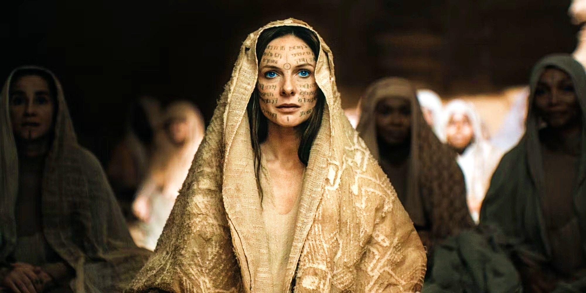 Rebecca Ferguson como Lady Jessica vestindo traje Fremen em Duna: Parte Dois