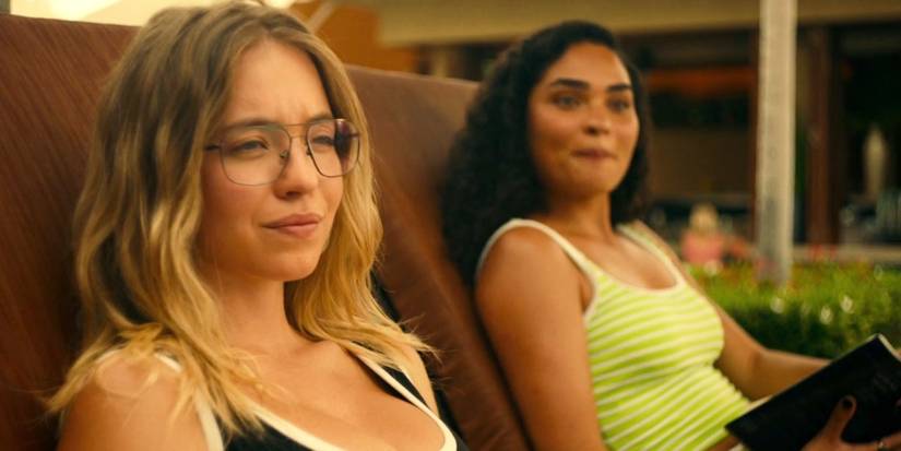 Sydney Sweeney als Olivia Mossbacher und Brittany O'Grady als Paula faulenzen am Pool in „The White Lotus“.