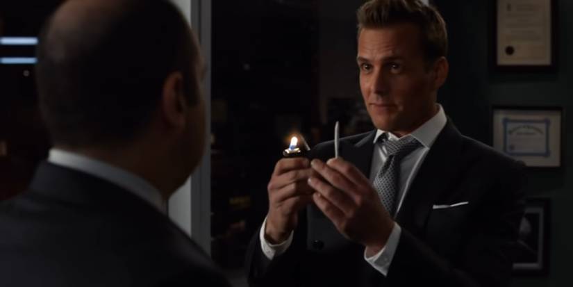 Harvey oferecendo um isqueiro e um joint a Louis na 6ª temporada de Suits