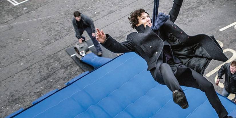 Sherlock (Benedict Cumberbatch) fingindo a própria morte no episódio \
