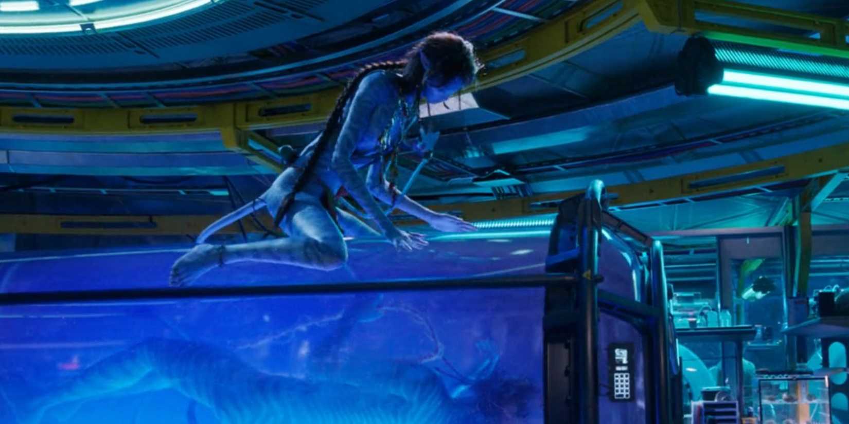 Kiri em Avatar: O Caminho da Água em cima de um tanque de amniótico
