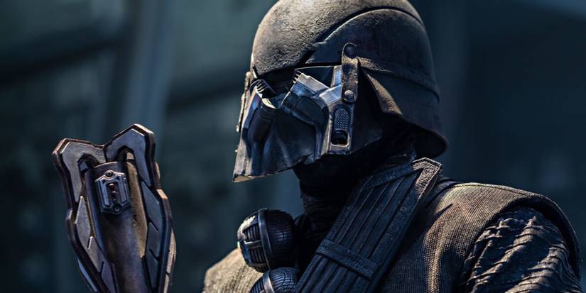 Ushar, um Cavaleiro de Ren em Star Wars, com seu capacete