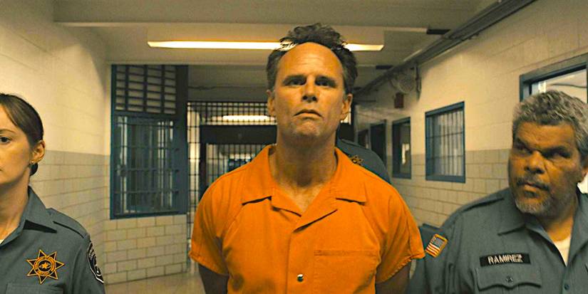 Walton Goggins como Boyd em Justified: City Primeval, vestindo uniforme de prisão