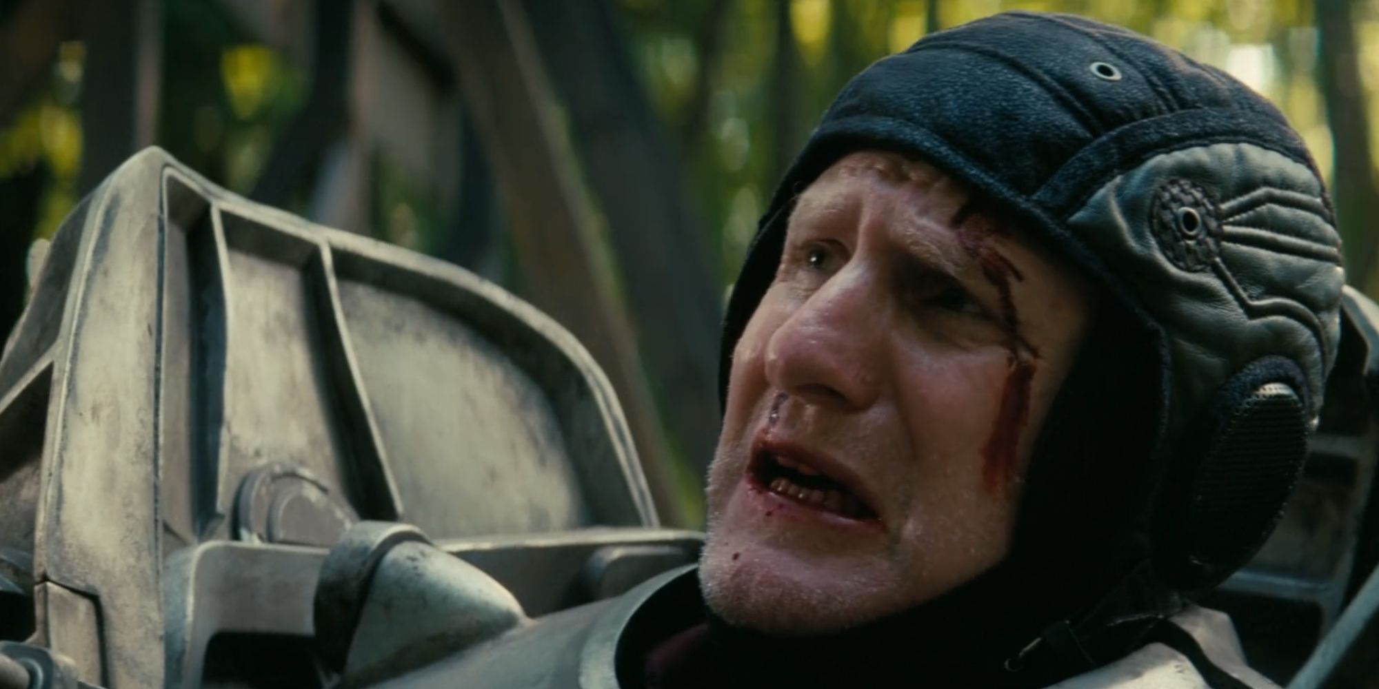 Michael Rapaport parece dolorido e com sangue no rosto como Knight Titus em Fallout