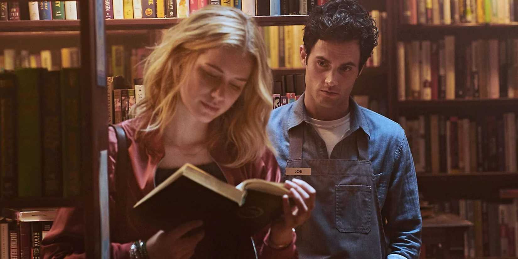 Penn Badgley als Joe Goldberg in You, wie Elizabeth Lail als Guinevere Beck vorliest