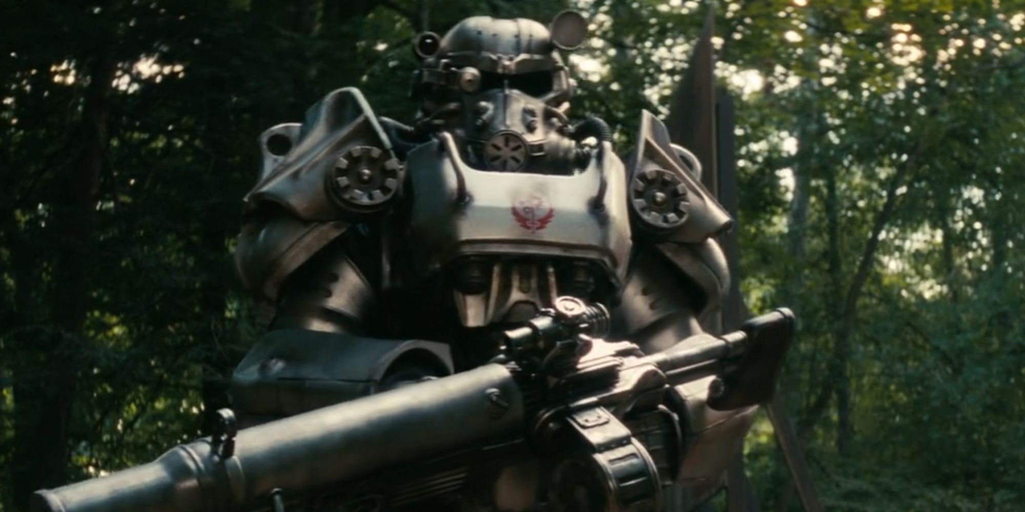 Cavaleiro Titus em sua armadura poderosa segurando uma arma enorme em Fallout