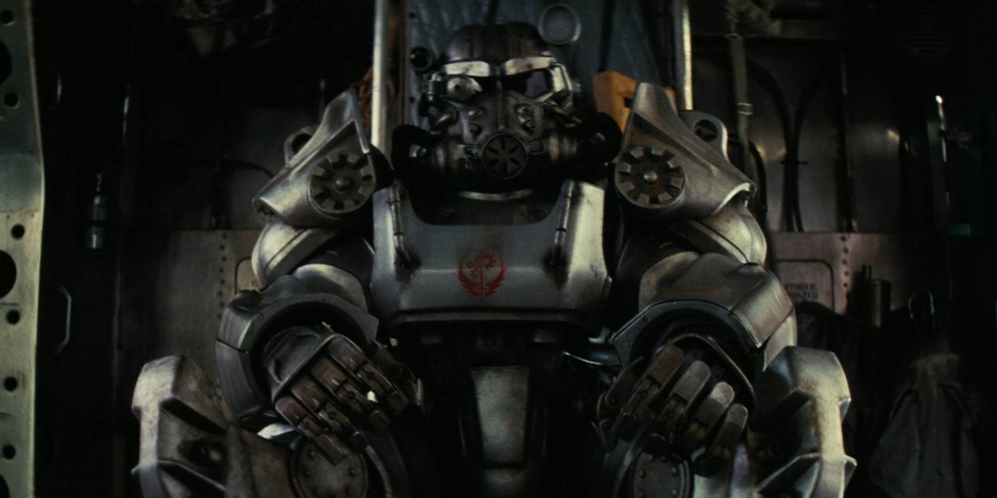 Cavaleiro Titus sentado em sua armadura de poder em Fallout