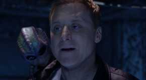 Alan Tudyk as Harry Vanderspeigle with Bridget on his shoulder in Resident Alien