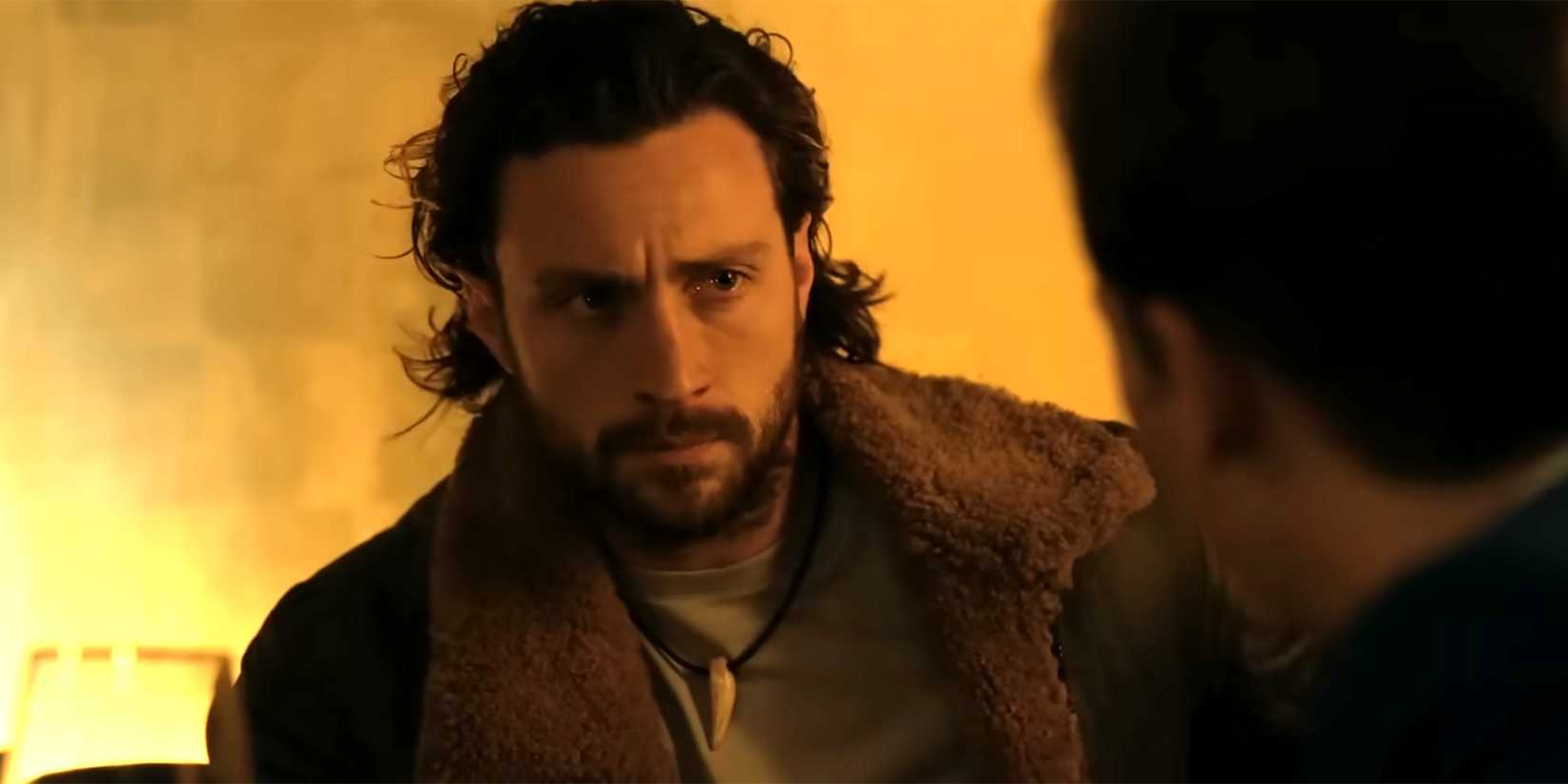 Aaron Taylor-Johnson como Kraven com expressão séria em Kraven, o Caçador