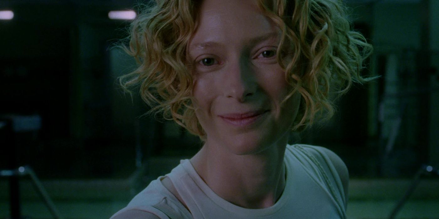 Close-up of Tilda Swinton smirking as Gabriel in Constantine (2005)