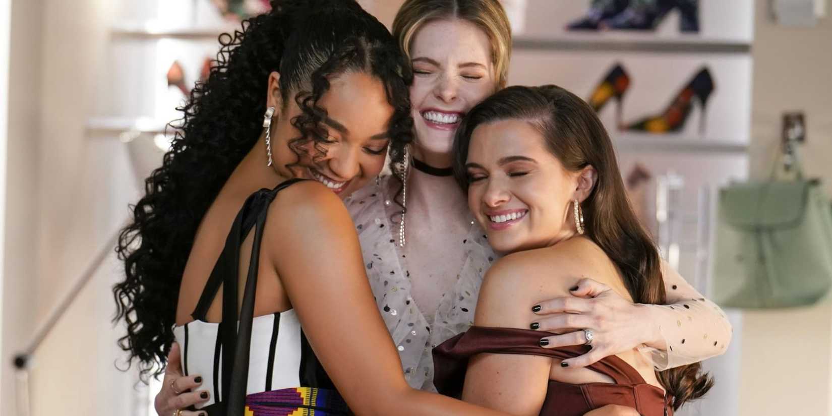 Kat, Sutton e Jane se abraçando em The Bold Type