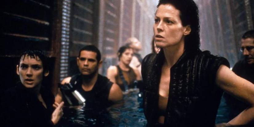 Ripley 8 com o resto do elenco em pé na água em Alien Resurrection