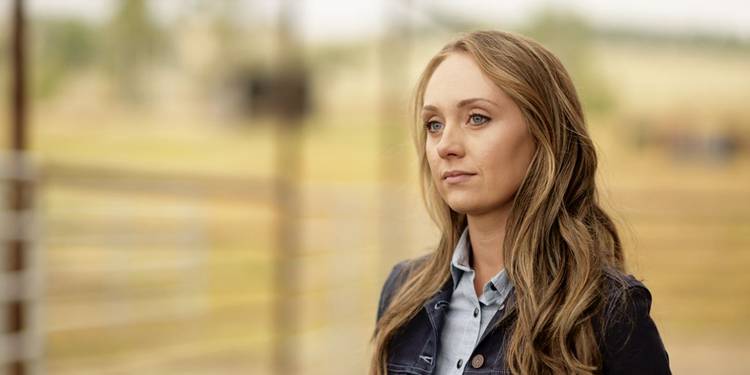 Amber Marshall as Amy Fleming smiling in Heartland.