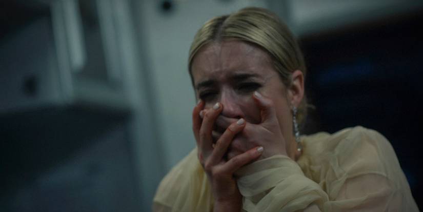 Anna aterrorizada, cobre a boca com a mão em American Horror Story Delicate temporada 12 ep 9 (FINAL)