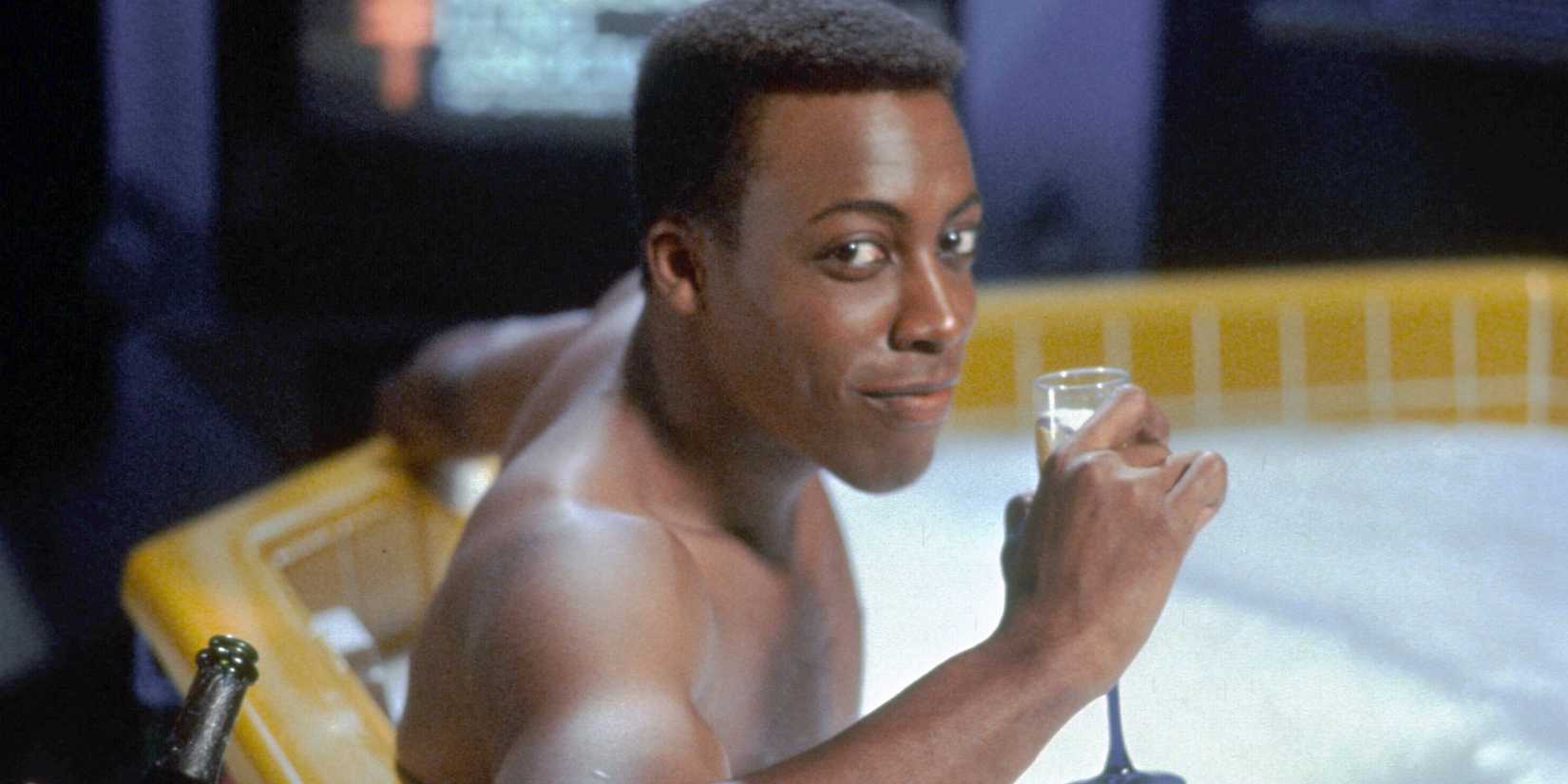 Arsenio Hall em uma banheira em Coming to America.