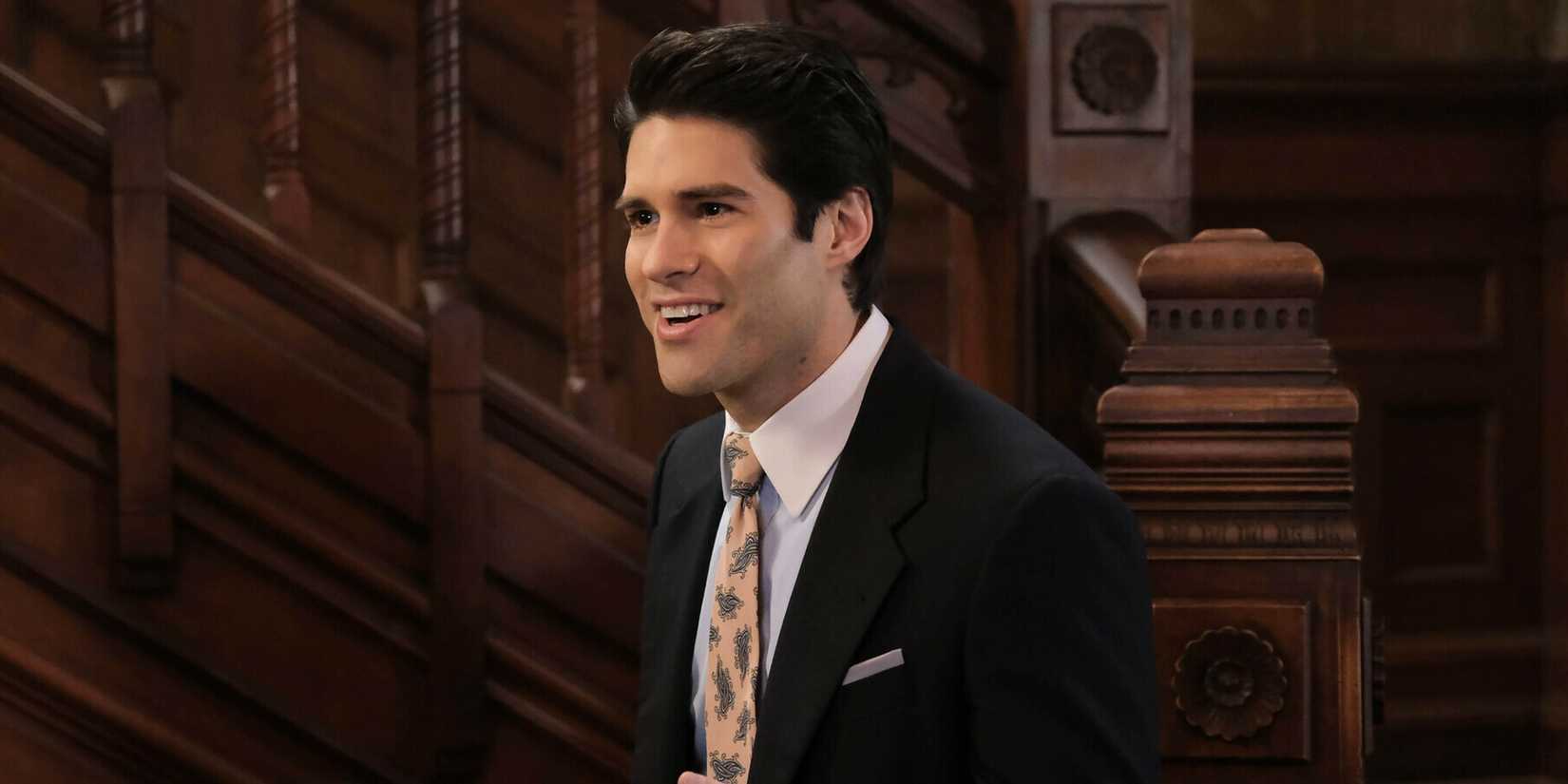 Asher Grodman como Trevor, olhando animado em Ghosts