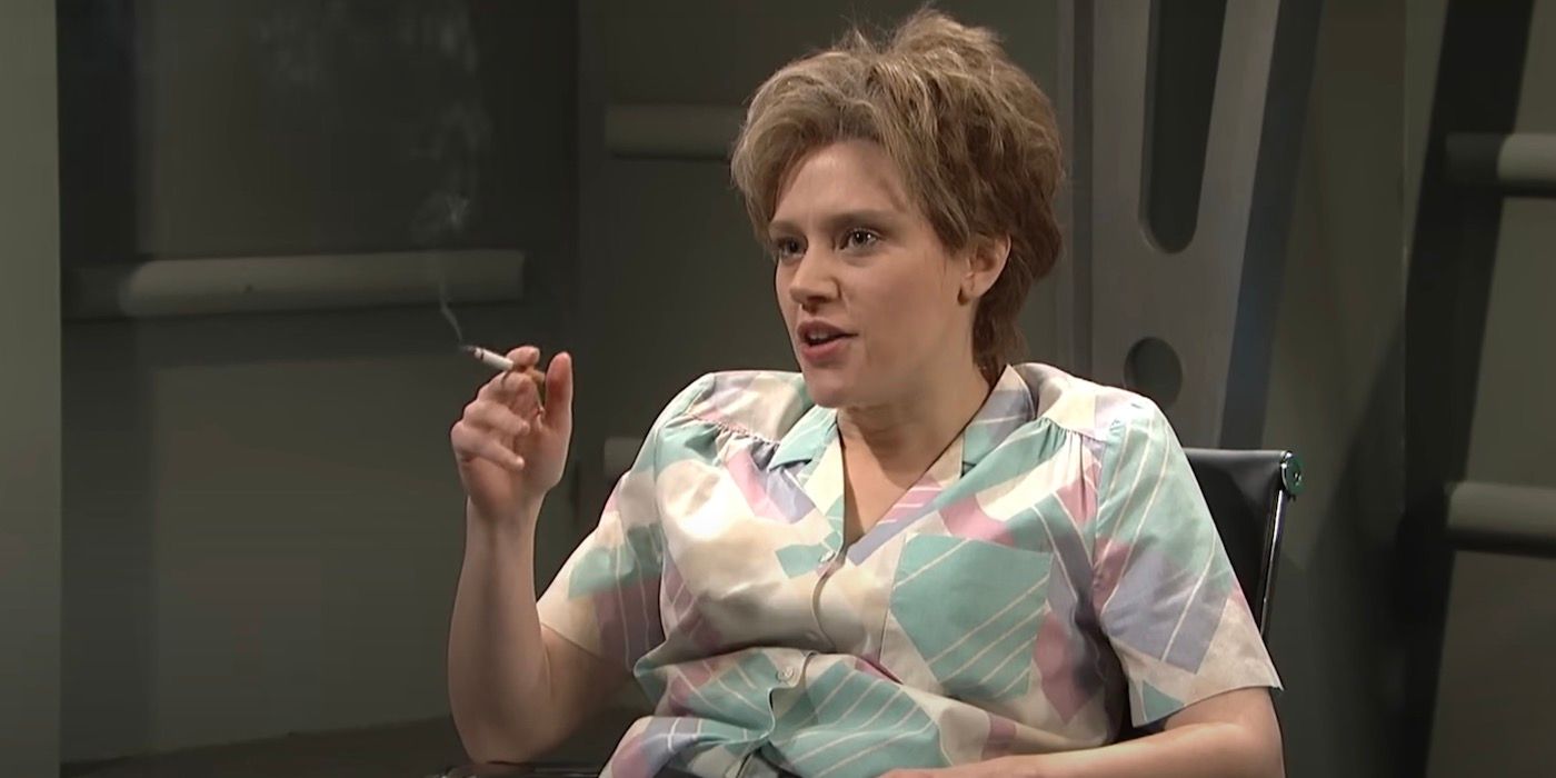 Kate McKinnon con la lingua in evidenza durante l'intervista