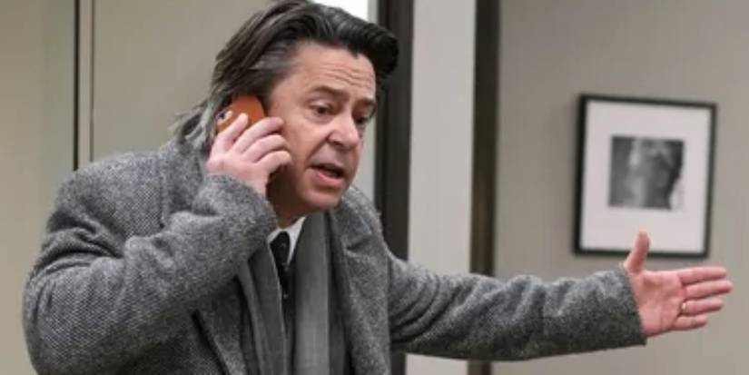 Mathias gesticulando ao telefone em Call My Agent.