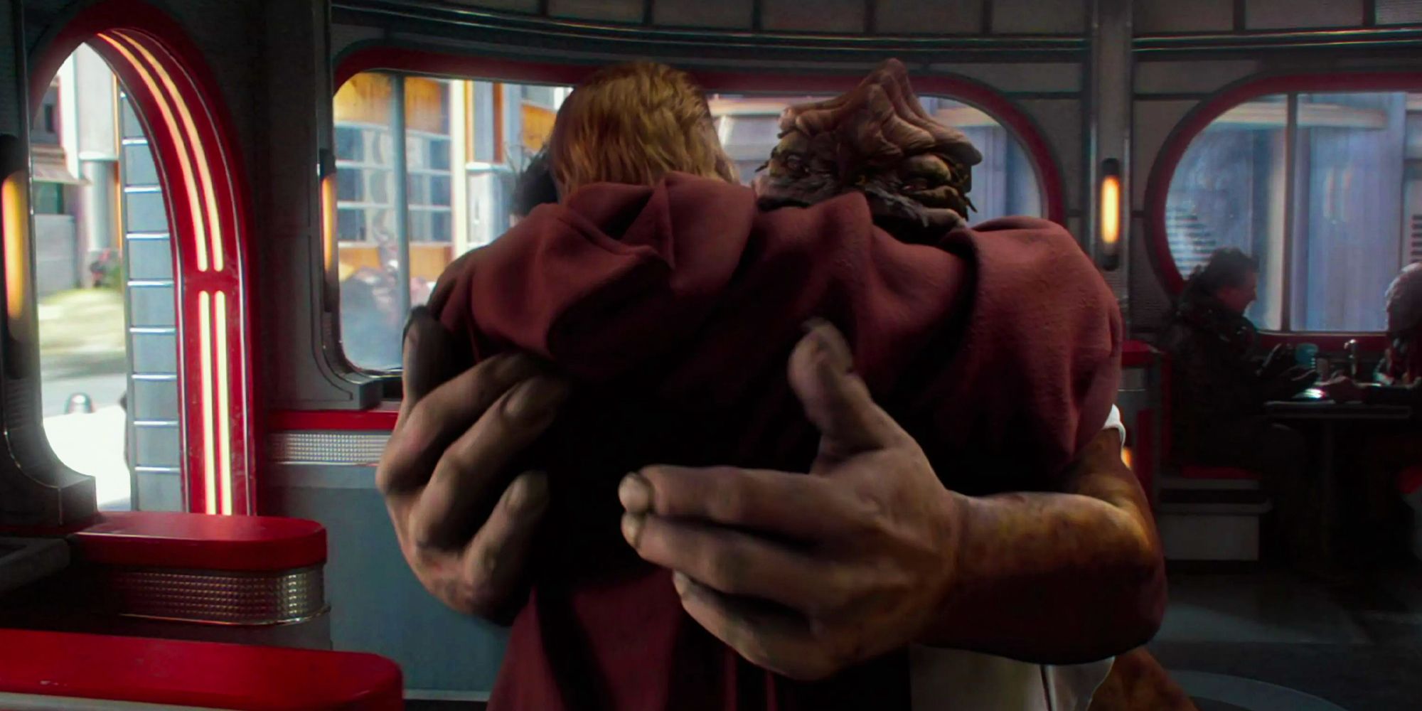 Dexter Jettster hugs Obi-Wan Kenobi in his diner on Coruscant