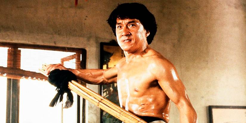 Jackie Chan de Torso Nu Segurando Bambu em O Mestre Invencível II