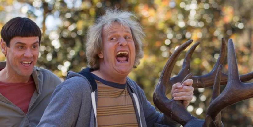 Jim Carrey e Jeff Daniels andando em algo enquanto se divertem em burro e idiota para