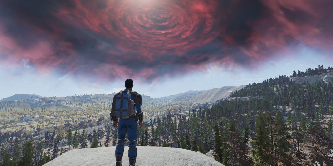 Fallout 76 - Um personagem olhando para Skyline Valley enquanto nuvens vermelhas de tempestade aparecem no alto