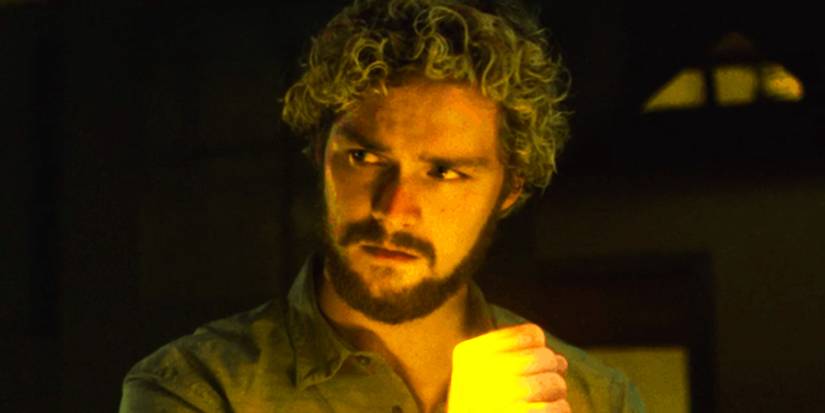 Finn Jones como Danny Rand exibindo o Punho de Ferro