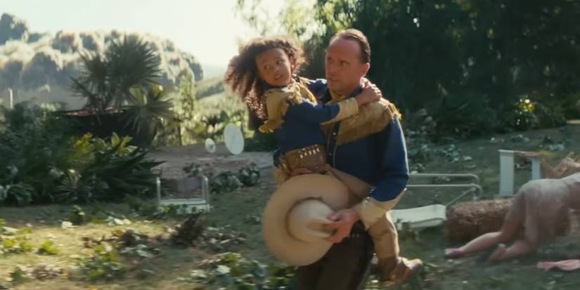 Teagan Meredith dans le rôle de Janey Howard porté par Walton Goggins dans le rôle de Cooper Howard alors que les bombes tombent dans le spectacle Fallout
