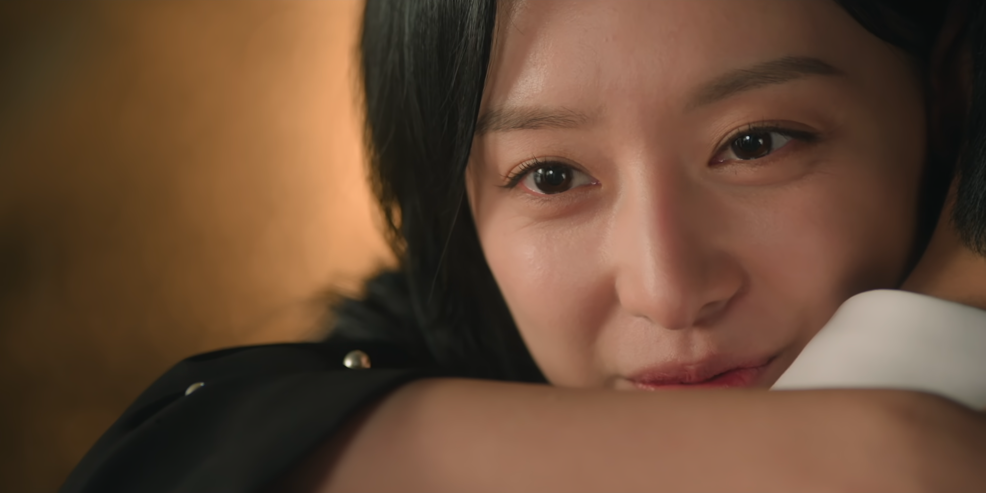 Hong Hae-in de Kim Jiwon abraça Hyunwoo em Queen of Tears