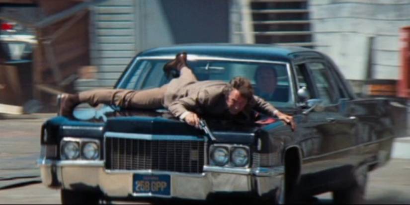 Harry no capô do carro em Magnum Force