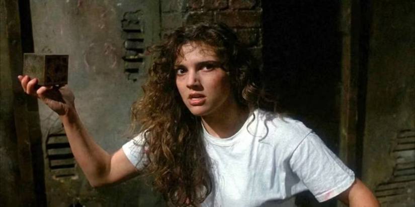 Kirsty segurando a caixa de quebra-cabeça em Hellraiser