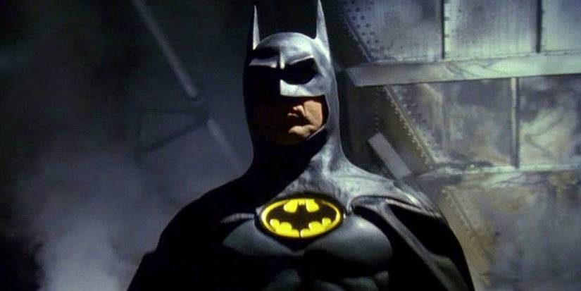 Michael Keaton como Batman emergindo das sombras em 1989