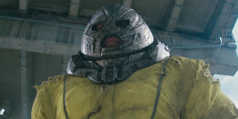 Ryan Reynolds as Juggernaut in his helmet and a yellow suit in ᴅᴇᴀᴅpool 2